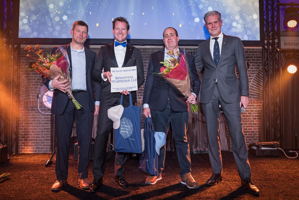 Bemanning startschip JAR en Ruud van der Stroom, zeilvoorzitter van de Koninklijke Roei en Zeilvereniging de Maas (r). Foto: Laurens Morel