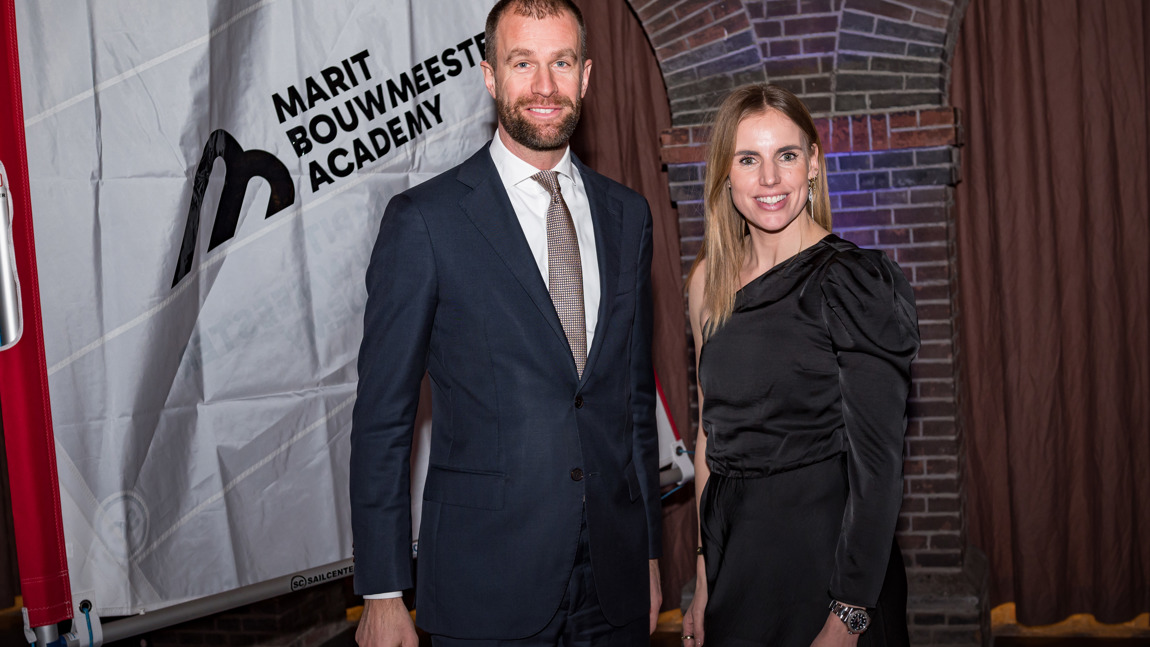 Ilgak bilan BDSM fotosurati Inglizcha eski tukli mushuk makro surati